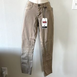 🍄Levi’s Bold Curve Skinny size 29 greenish color pants